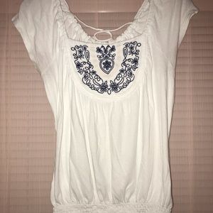 Cute white tee with navy embroidery & ruched hem